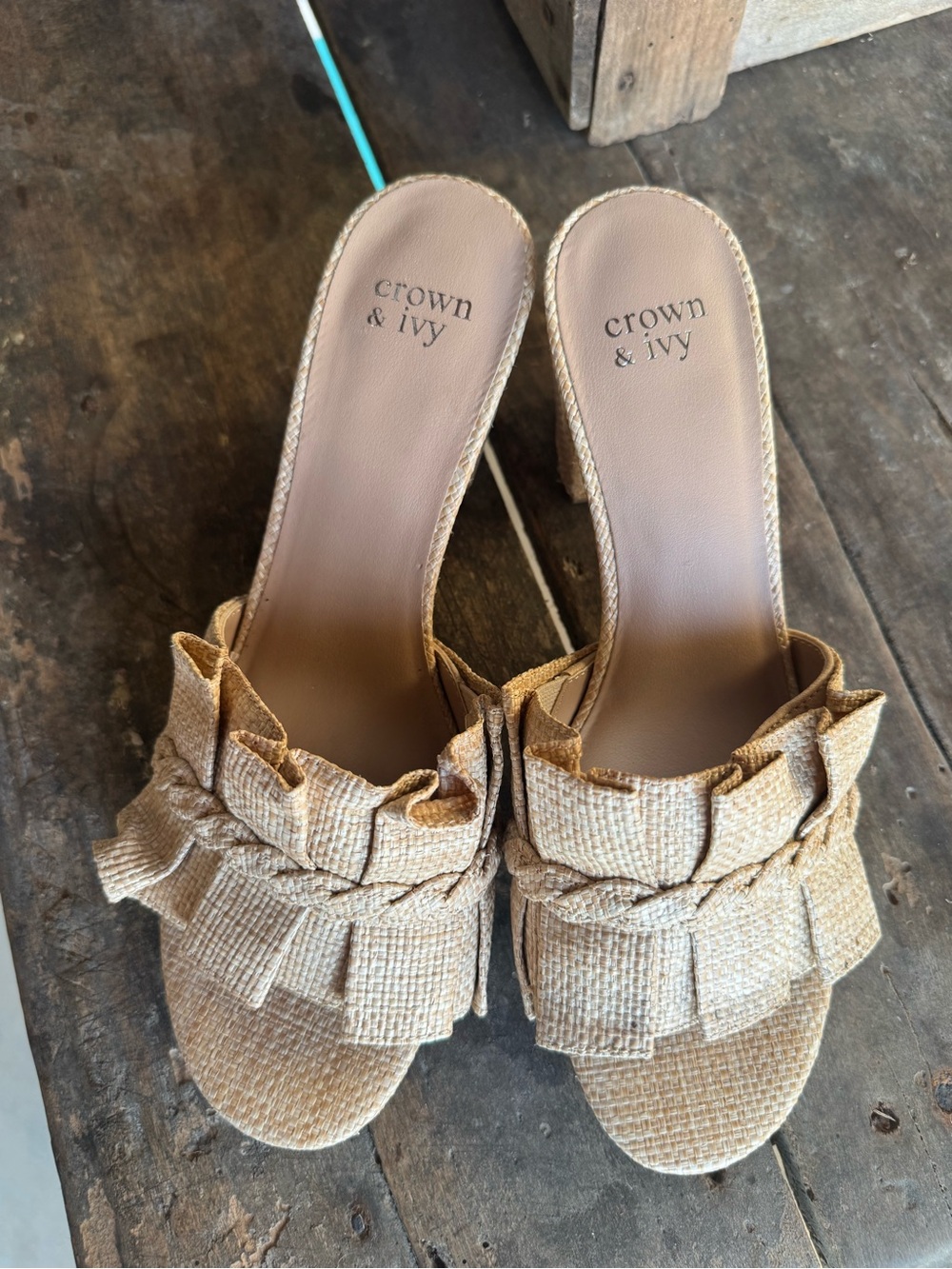 Crown & Ivy Pervie Women’s Size 8.5 Raffia Ruffle Block Heel Mule Sandals